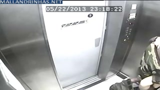 التقطت كاميرا المصعد رجلاً يتعرض للاعتداء من قبل حارس الأمن.